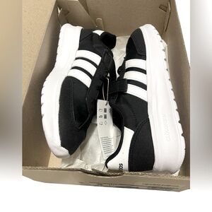 🌟🌟🌼NIB ADIDAS RUN 70’s 2.0 EL C.Kids Black and White Sneakers, light weight.